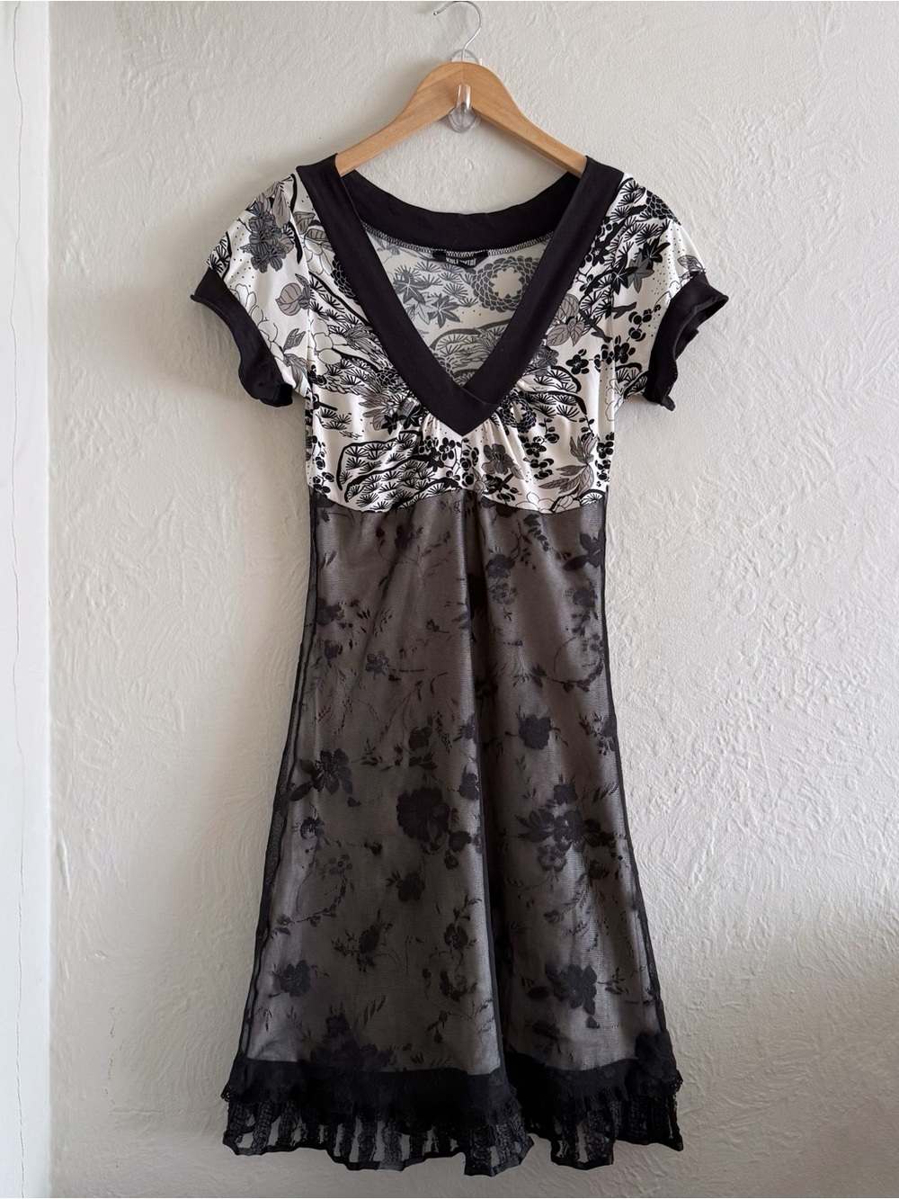 Kollontaï Floral Lace-Overlay V-Neck Dress in Black and White Size S